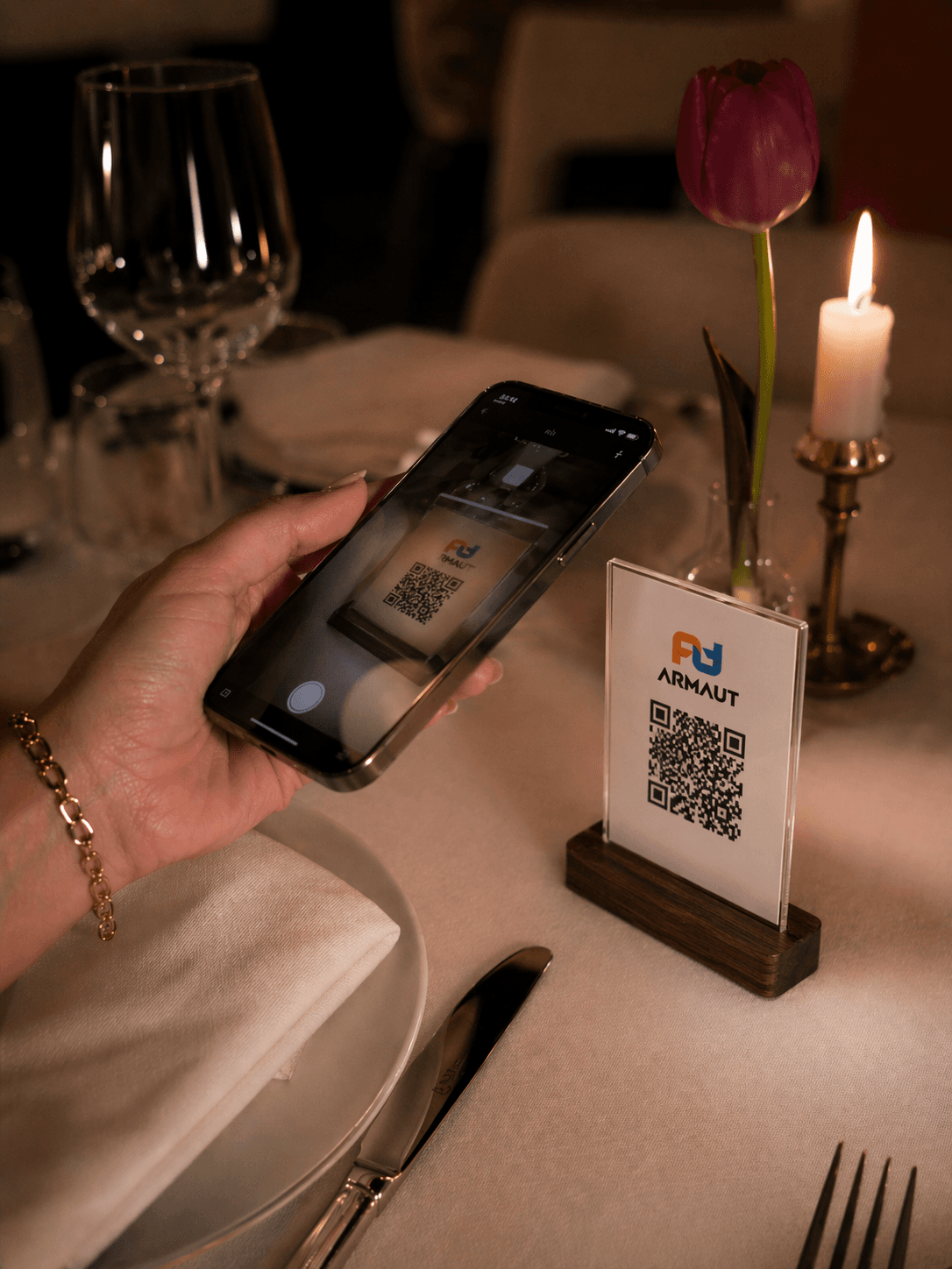 Gast scannt QR-Code am Tisch