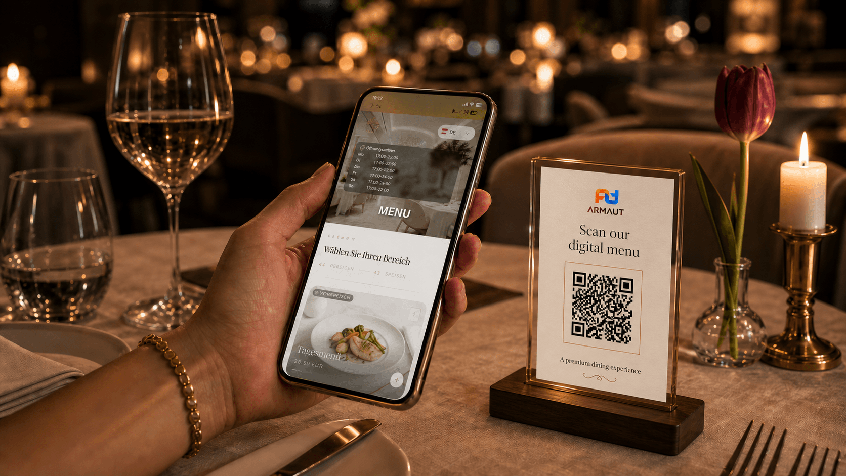 Premium-Restaurant: Smartphone mit digitaler Speisekarte und ARMAUT QR-Tischaufsteller